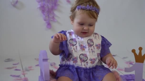 Slow Motion Lächelndes Baby Mädchen Federn Kleines Lustiges Kind — Stockvideo