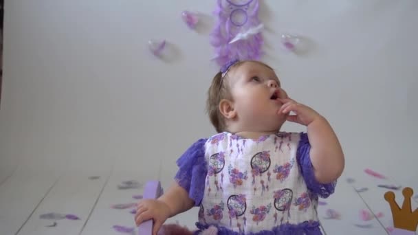 Slow Motion Baby Neugeboren Mit Feder Kind Sitzt Federn — Stockvideo