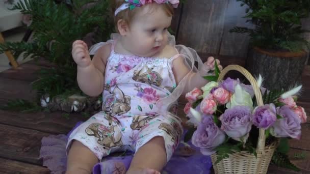 Αργή Κίνηση Ένα Όμορφο Κοριτσάκι Ένα Κομψό Φόρεμα Λουλούδια — Αρχείο Βίντεο