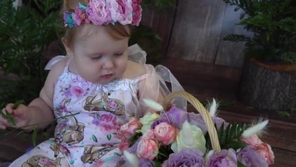 Menina Lenta Movimento Criança Com Flores — Vídeo de Stock