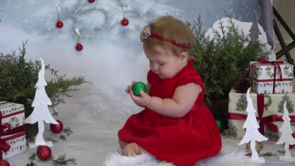 Movimento Lento Bebê Feliz Sentado Perto Abeto Segurando Ornamento Natal — Vídeo de Stock