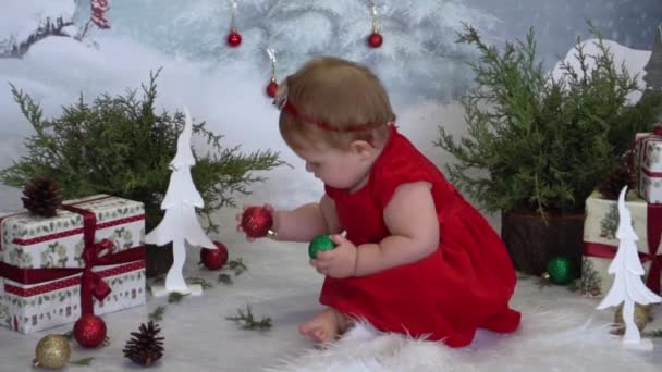 Movimento Lento Bebê Vestido Natal Vermelho Feliz Ano Novo — Vídeo de Stock