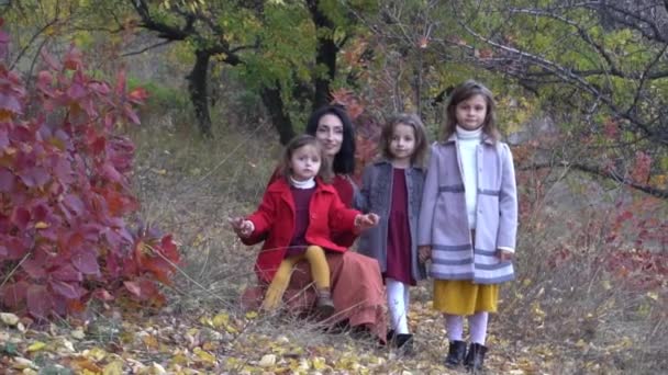 Ωραία Οικογένεια Ξεκουράζεται Στο Πάρκο Φθινόπωρο — Αρχείο Βίντεο