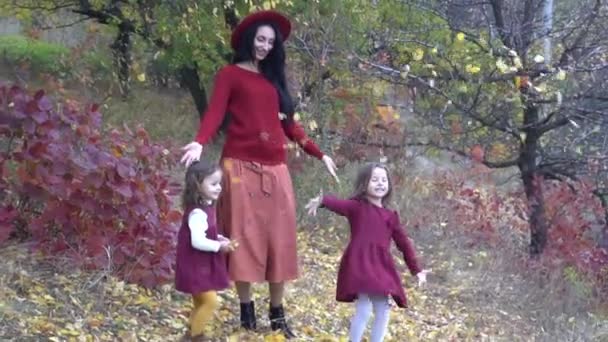 Familjen Leker Med Fallande Löv Höstparken — Stockvideo