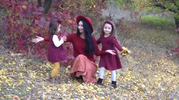 Slow Motion Happy Mother Little Daughters Playing Autumn Leaves Park — ストック動画