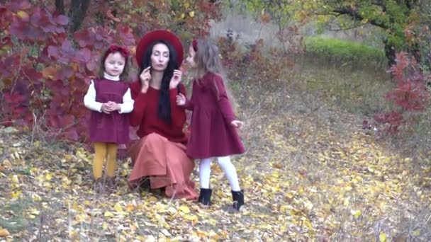 Familia Cámara Lenta Parque Disfrutando Hermosa Naturaleza Otoñal — Vídeo de stock