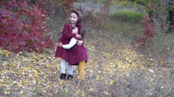 Δύο Γλυκά Παιδιά Αγκαλιάζονται Στο Πάρκο Του Φθινοπώρου — Αρχείο Βίντεο