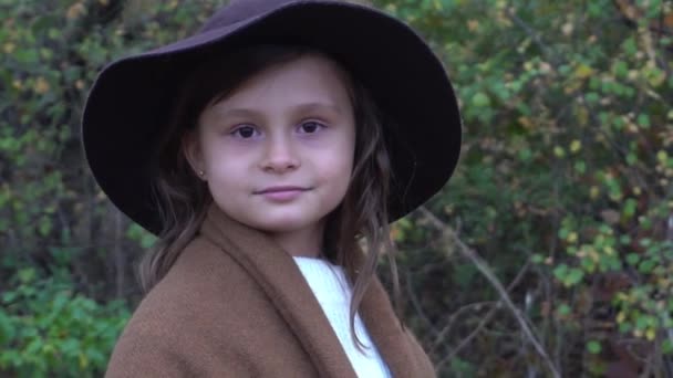 Portré Aranyos Gyerek Lány Visel Kalap Őszi Szezonban Gyönyörű Fák — Stock videók