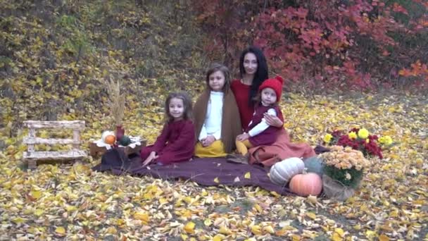 Zwolnionym Tempie Szczęśliwą Rodzinę Jesieni Park — Wideo stockowe
