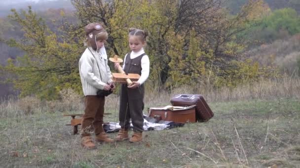 Menino Com Uma Menina Com Avião Caseiro Campo Dia Outono — Vídeo de Stock