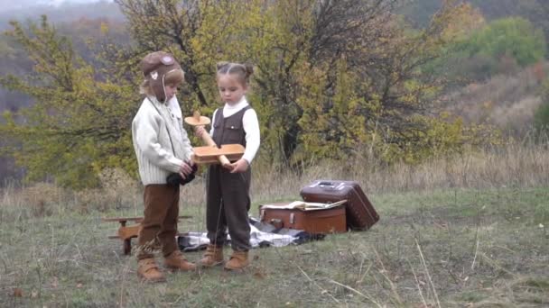 Slow Motion Happy Niños Jugando Con Aviones Madera Vintage Aire — Vídeos de Stock