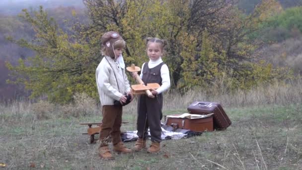 Повільний Рух Щасливі Діти Грають Осінню Природу Хлопчик Дівчинка Літаком — стокове відео