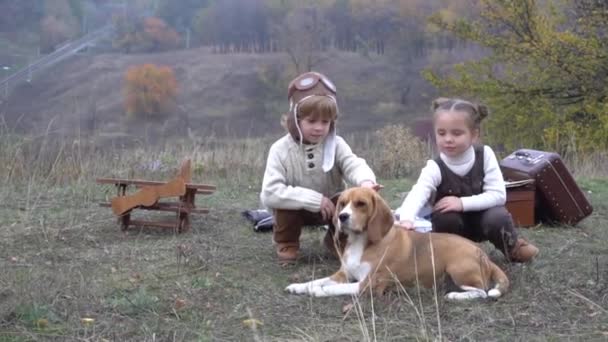 Menina Menino Piloto Viajante Jogando Natureza Outono Com Cão — Vídeo de Stock