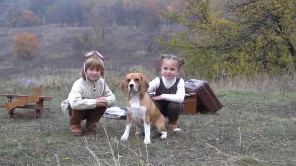 Slow Motion Kids Met Huisdier Hondje Spelen Met Vliegtuig Natuur — Stockvideo