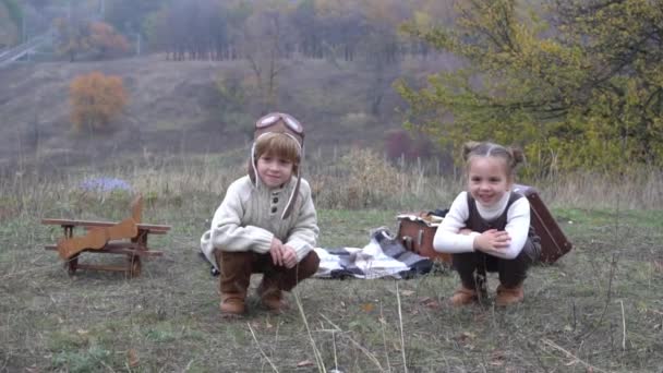 Szczęśliwe Dzieci Wyobrażają Sobie Siebie Jako Pilota Kapitana Jesienny Dzień — Wideo stockowe