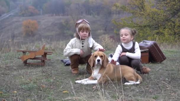 Langsom Bevægelse Børn Med Hund Jack Russell Terrier Spiller Efteråret – Stock-video