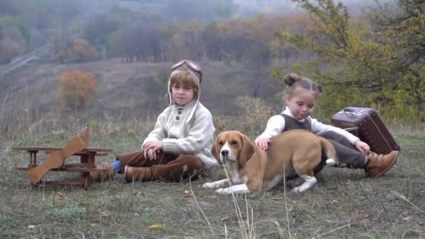 慢慢运动的孩子 带着宠物狗在大自然中与飞机玩耍 — 图库视频影像