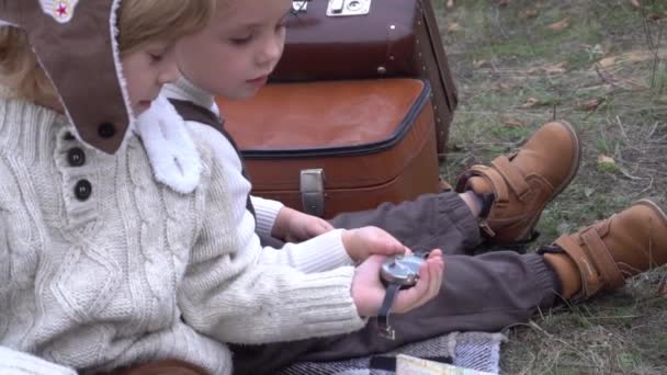 Slow Motion Enfant Heureux Jouant Pilote Aviateur Rêves Extérieur Automne — Video