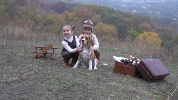 Evcil Köpekli Çocuklar Doğada Uçakla Oynuyorlar — Stok video