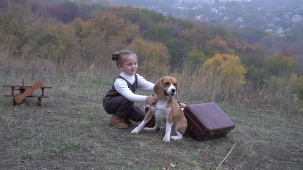 Медленное Движение Девушка Путешественник Играет Осенней Природе Собакой — стоковое видео