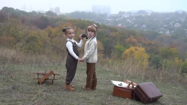 Pomalý Pohyb Happy Děti Představuje Sebe Jako Pilota Kapitána Podzim — Stock video