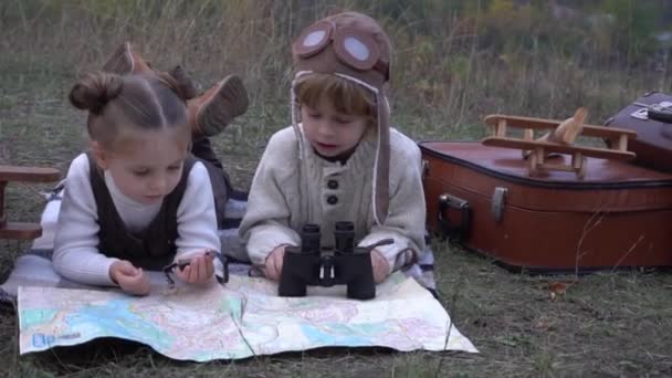 Bambini Stanno Giocando Autunno Giorno Viaggiatori Infanzia Fantasia Immaginazione — Video Stock