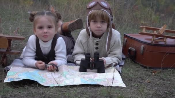 Slow Motion Enfant Heureux Jouant Pilote Aviateur Rêves Extérieur Automne — Video