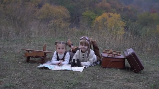 Счастливые Дети Представляют Себя Пилотом Капитаном Осенний День — стоковое видео