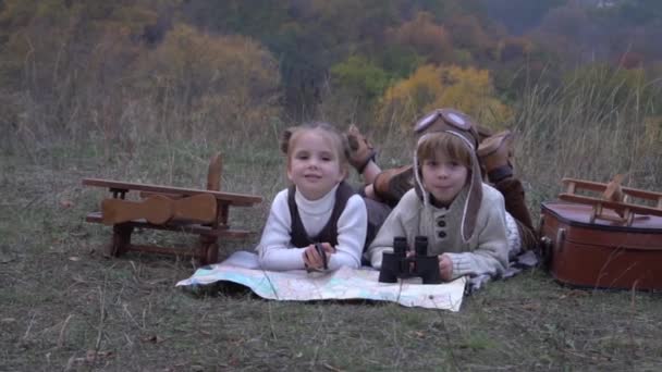 Slow Motion Mädchen Und Jungen Spielen Mit Einem Flugzeug Und — Stockvideo