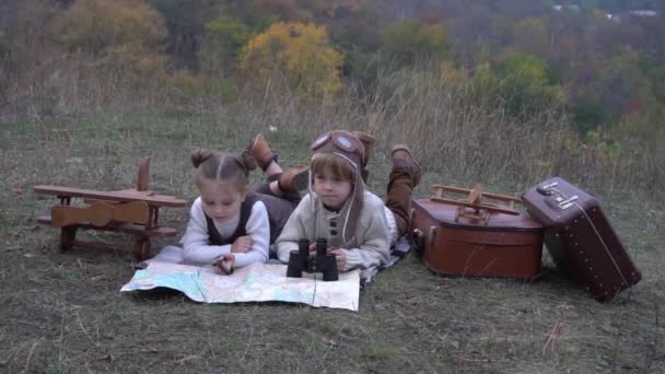 Slow Motion Kids Von Pilot Und Reisenden Lesen Die Alte — Stockvideo