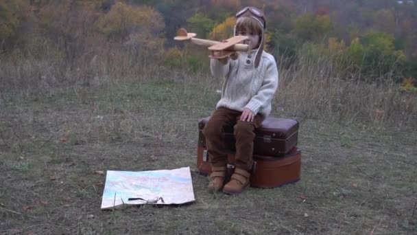 Der Kleine Bösewicht Mit Seinem Neuen Flugzeug Gras — Stockvideo