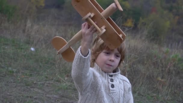 Slow Motion Çocuğu Seyahat Etmeyi Bir Uçak Pilotuyla Oynamayı Hayal — Stok video