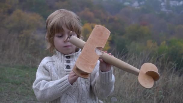 Lento Motion Boy Com Avião Dia Outono — Vídeo de Stock