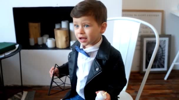 穿着西服的棕色头发英俊的小男孩站在室内 — 图库视频影像