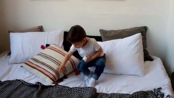 Anak Kecil Lucu Yang Bahagia Bermain Tempat Tidur Orang Tua — Stok Video