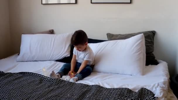 Een Lachende Jongen Ligt Het Bed Het Concept Van Gelukkige — Stockvideo