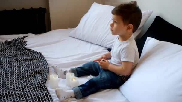 Πρωινό Αγόρι Κάθεται Σκεπτικά Στο Κρεβάτι — Αρχείο Βίντεο