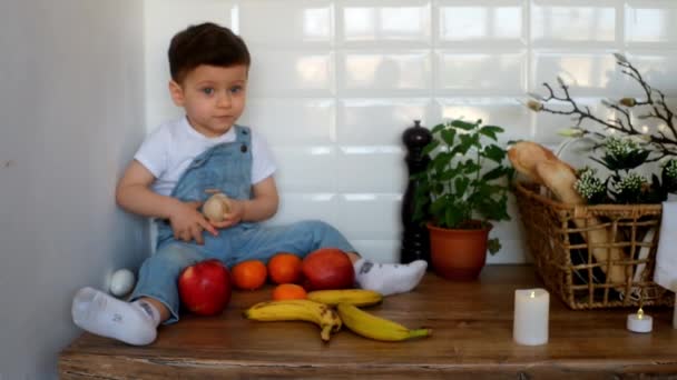 Kleiner Junge Sitzt Auf Einem Tisch Der Küche Mamas Assistent — Stockvideo
