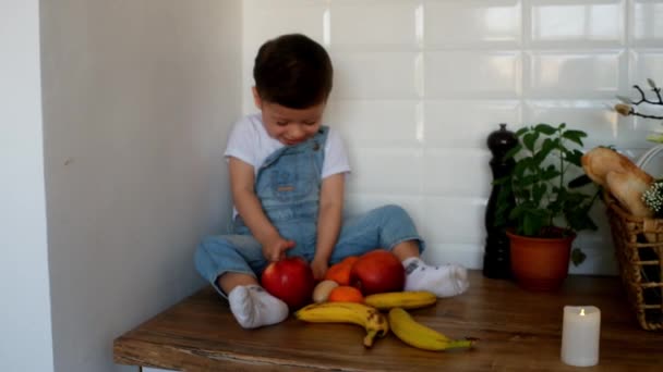 Cute Little Boy Domu Kuchni Owocami — Wideo stockowe