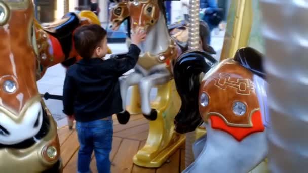 Niño Pequeño Jugar Con Carrusel Parque — Vídeos de Stock