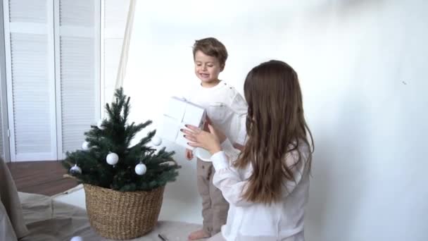 Madre Figlio Slow Motion Con Regalo Natale All Albero Natale — Video Stock