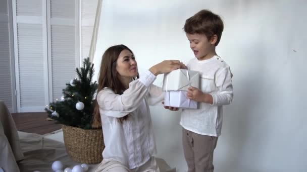 Ritratto Rallentato Madre Felice Bambino Adorabile Festeggiare Natale — Video Stock
