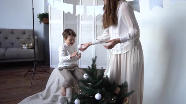 Pomalý Pohyb Šťastný Rodina Matka Dítě Blízkosti Vánoční Strom — Stock video