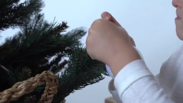 Mère Enfant Fils Tiennent Une Boule Sapin Noël Pour Accrocher — Video