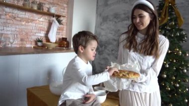 Slow Motion Noel kurabiyeleri ev mutfağında..