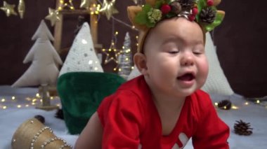 Slow Motion gülümsüyor Mutlu bebek portresi, Noel ve yeni yıl tatili