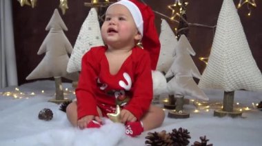 Noel Baba kostümlü güzel bir çocuk Noel 'in arka planında 