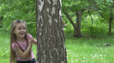 Slow Motion mutlu çocuklar parkta koşan kızlar