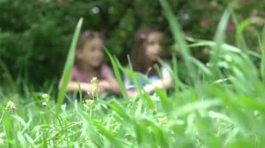 Doğada iki mutlu kardeş. Kulağında bir sır var.