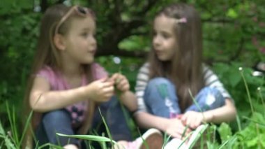 Slow Motion Parkta oturan iki arkadaş sırlarını fısıldıyor